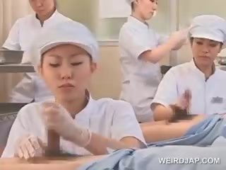 Teismeline aasia õed hõõrudes võllid jaoks jobi meditsiiniline eksam