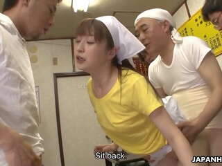 Sedusive japonesa camarera asuka consigue gangbanged y creampied en público