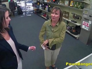 Klient merr penis në të saj me lesh pidh për para në dorë