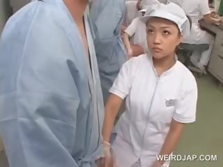 مقرف الآسيوية ممرضة فرك لها patients ميت من الجوع فم