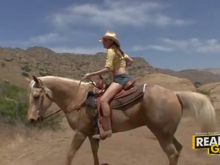 Nagy barna tini utcalány kisasszonyka kő szabadban cowboy stílus fasz