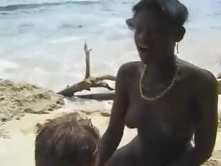Μαλλιαρό αφρικάνικο αφέντρα γαμώ ευρώ νέος κυρία σε ο παραλία